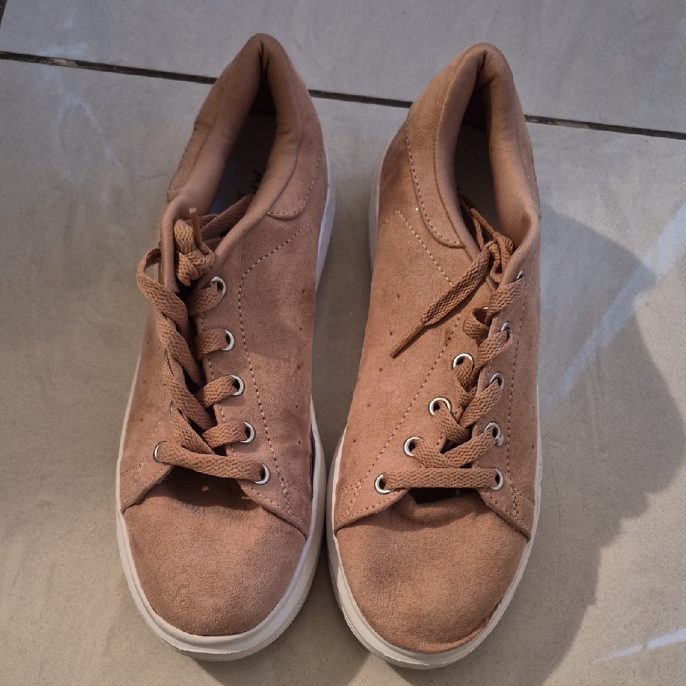 Women's Casual Suede Lace-Up Sneakers in Tan